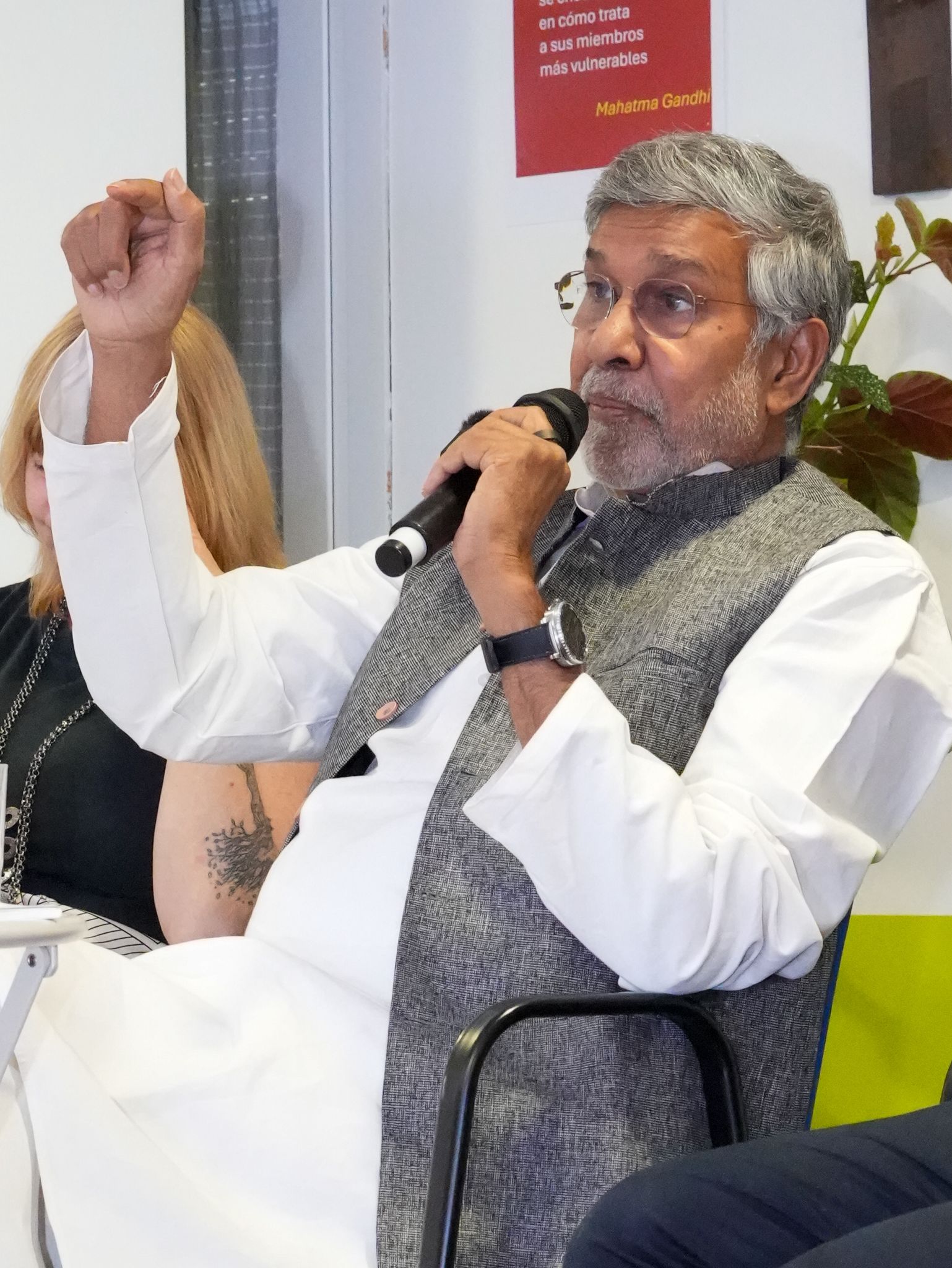 En este momento estás viendo El Premio Nobel de la Paz, Kailash Satyarthi, visita la Casa Emaús, en Torremocha de Jarama.